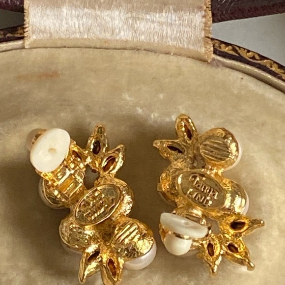 TANYA Lind Pearl rhinestone clip earrings 1” - Picture 11 of 16